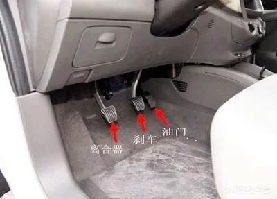手动挡汽车换挡时,先踩离合还是先松油门?