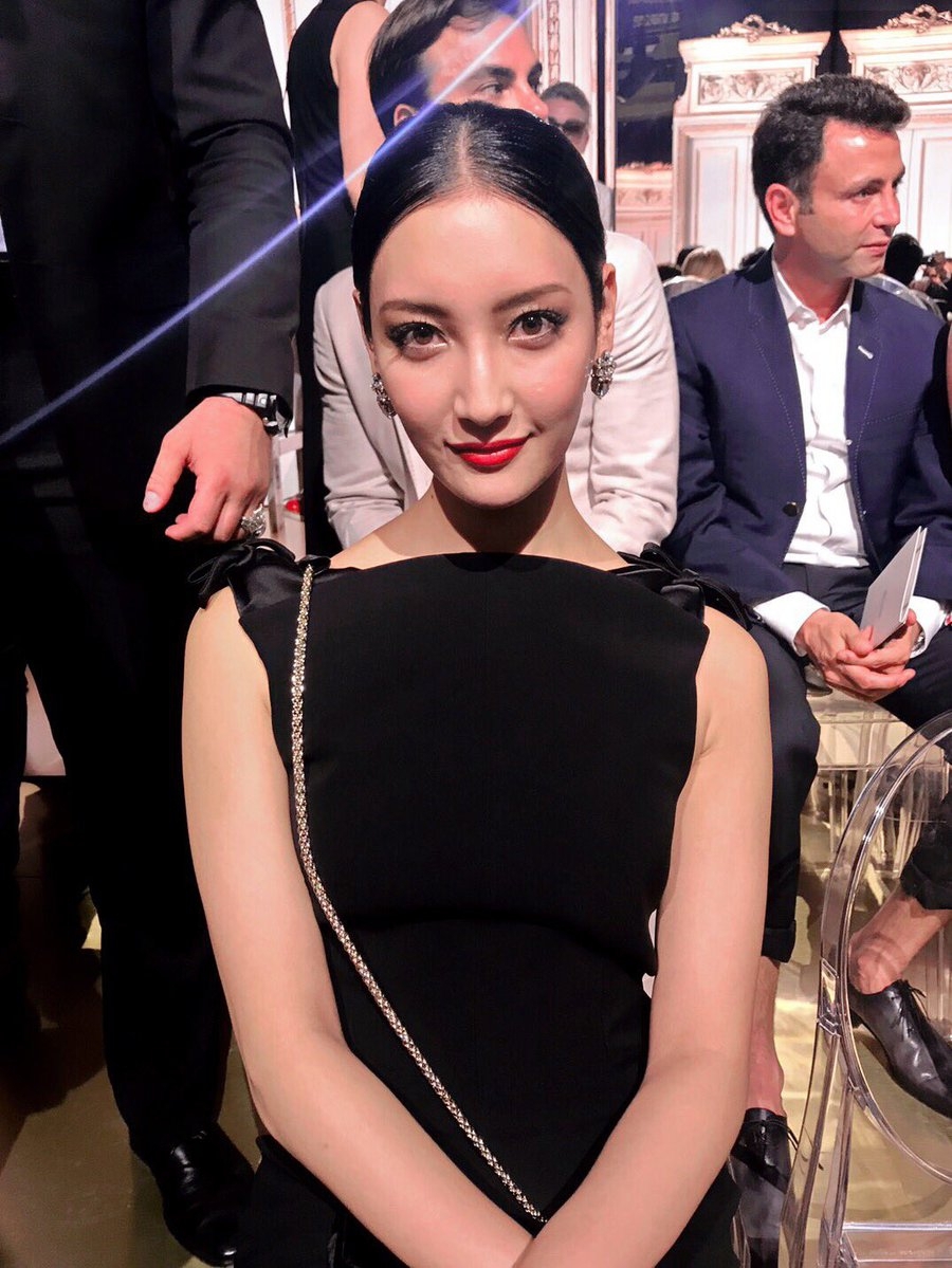 日女星菜菜绪现身巴黎时装周 气质尽显红唇诱人