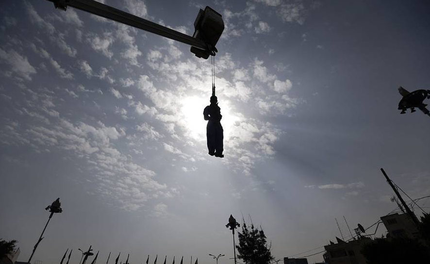 当地时间2017年8月14日，也门首都萨那，22岁男子Hussein al-Sakit因奸杀了一名5岁小女孩，被警方在广场上当众枪决，其尸体后被高高挂起示众。