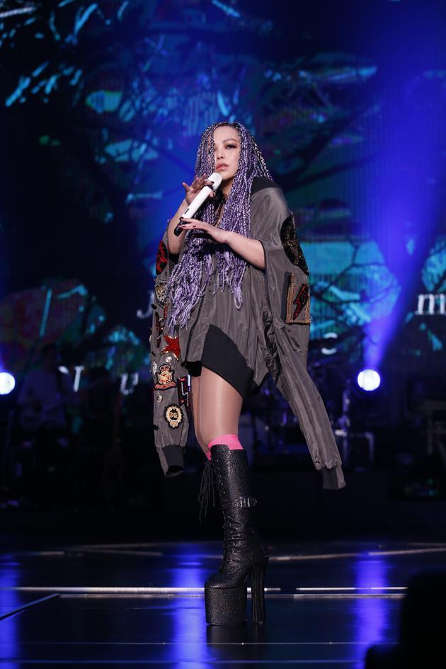 张惠妹奇葩着装,网友直呼辣眼睛!