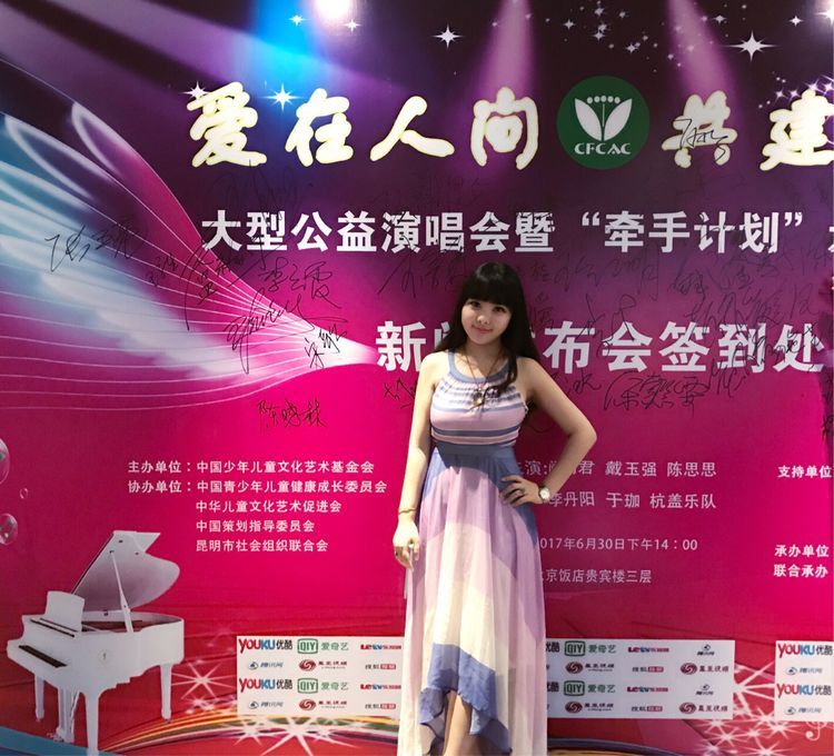 著名女画家关琪为云南儿童捐赠画作