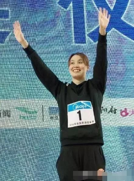 游泳名将傅园慧因肩伤被质疑退役,她大胆回应