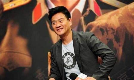 青年导演连奕名47岁头发花白让人心疼,两次婚