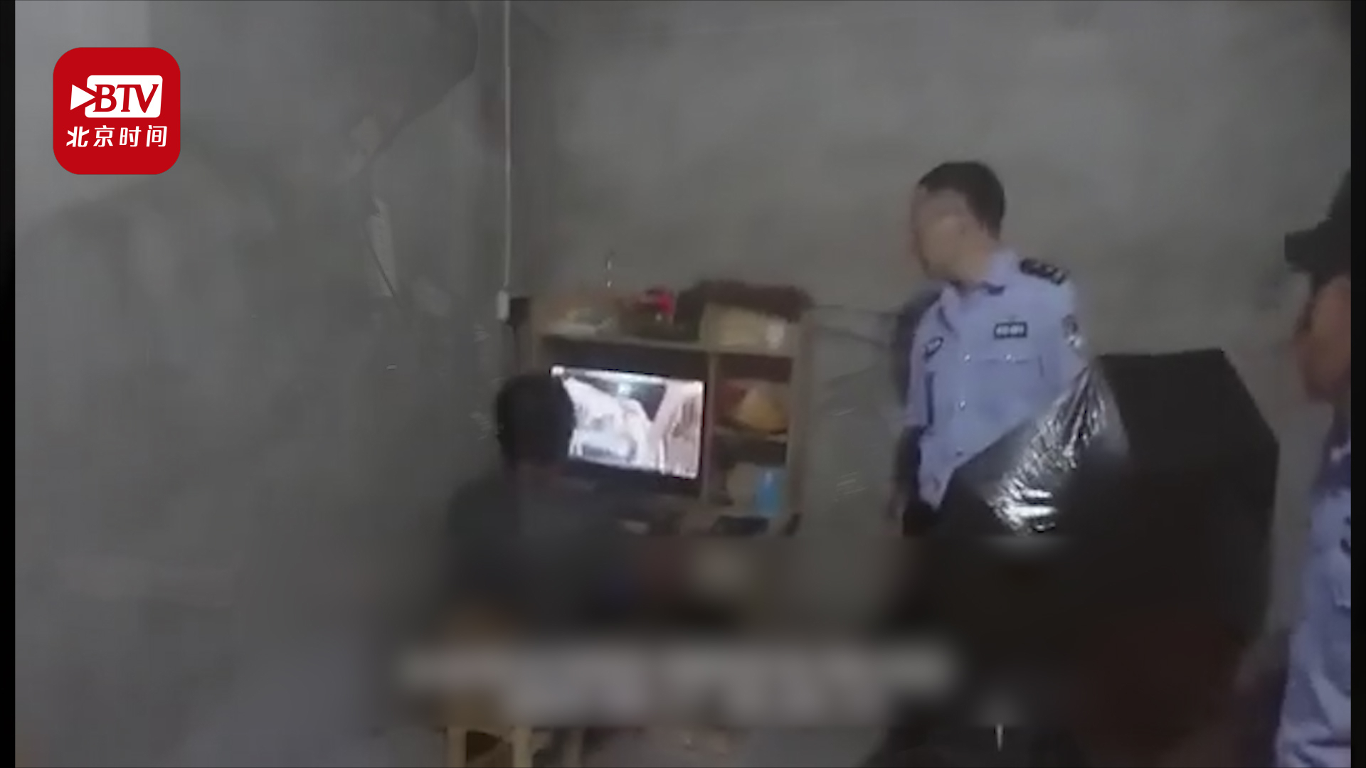 用生命在打游戏!洪水来袭小伙不愿撤离淡定打游戏:我不能卖队友! 用生命在打游戏!洪水来袭小伙不愿撤离淡定打游戏:我不能卖队友!