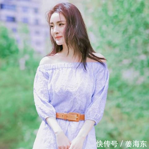 杨幂一袭夏日清凉穿搭, 那撩拨头发的样子美翻