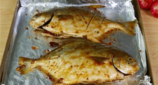 放入一勺米浆,轻轻摇晃均匀摊开.