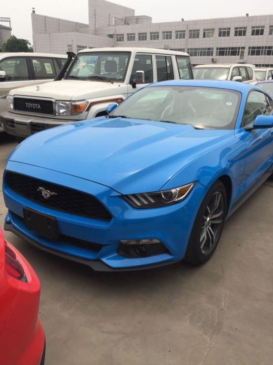 但是新车型更有现代感,前脸部分,新野马采用了新设计的六边形进气格栅