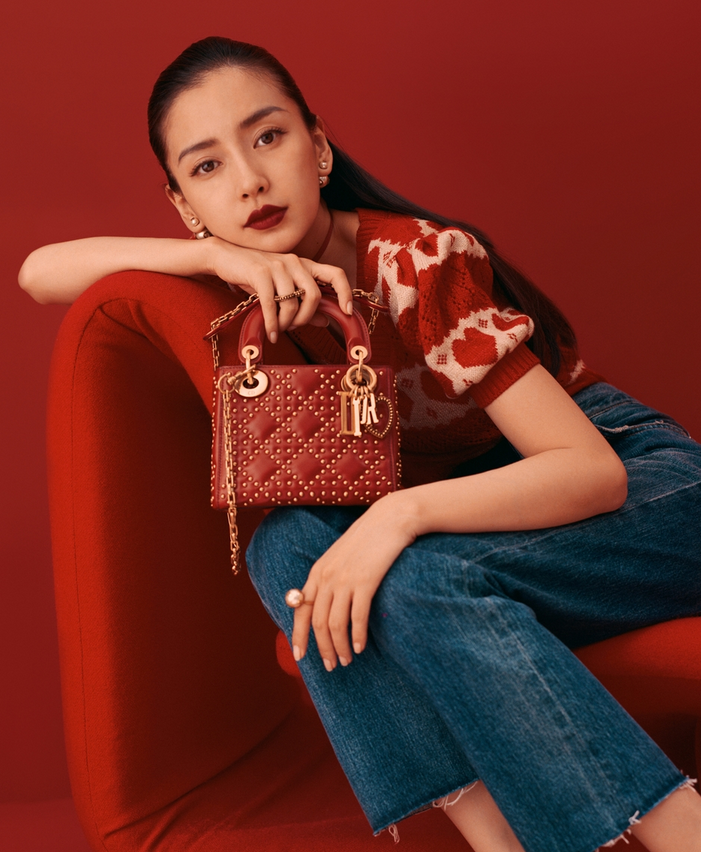 近日,Angelababy拍摄的一组七夕情人节大片曝光。镜头里的Angelababy身着红色桃心毛衣短衫,魅力红唇引人注目,既雅致又摩登,完美示范当代女性的流行风尚。