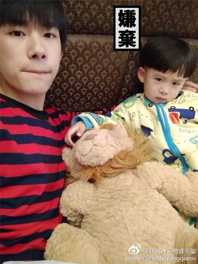 易烊千玺表面大佬其实是个宝宝!喝水姿势跟弟