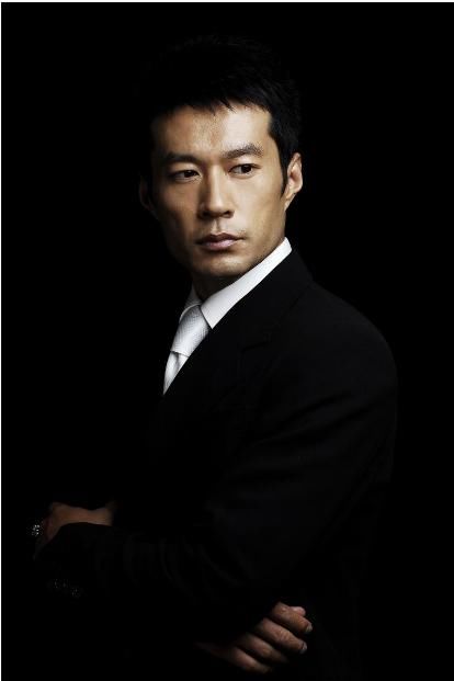 都说有胸毛的肌肉男有美女相伴,但是他近五十