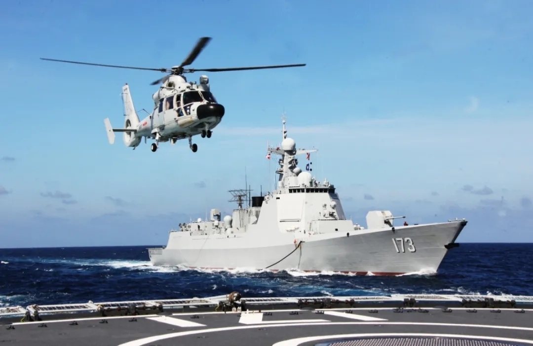 大图高清:海军第37批护航编队起航奔赴亚丁湾