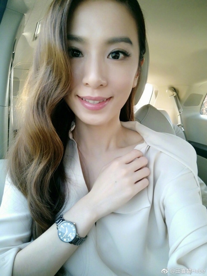 照片中,田馥甄身穿白色衬衣,波浪卷发披肩,或是清纯甜笑,或是面容冷峻