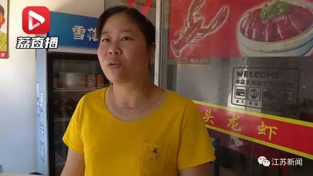隔壁一龙虾店的老板开女士告诉记者,中午12点半左右,她看到一男一女走进黄焖鸡米饭店内吃饭。“就是被捅男子带着别人老婆来准备吃饭,老公追过来了。”
开女士介绍,捅人男子追过来时还带了刀,很可能就是有备而来。“先在外面打的,打了又跑进去打。”
