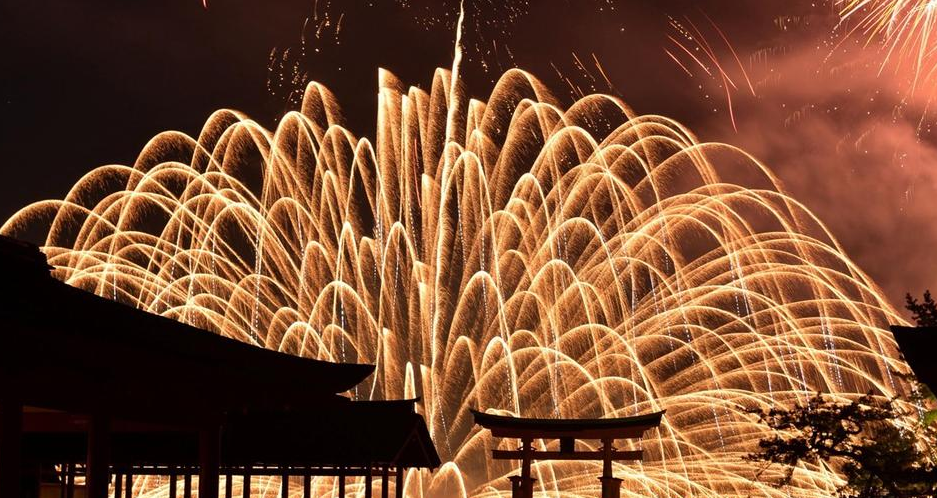 烟花大会当天，从早上起便有很多人来到岛上。职业摄影师们都争先恐后地占据高人气场所。人们一般先用休闲坐垫选占一个地方之后，便开始走访严岛神社和大圣院、弥山等观光景点，尽情欣赏濑户内海的迷人景致。