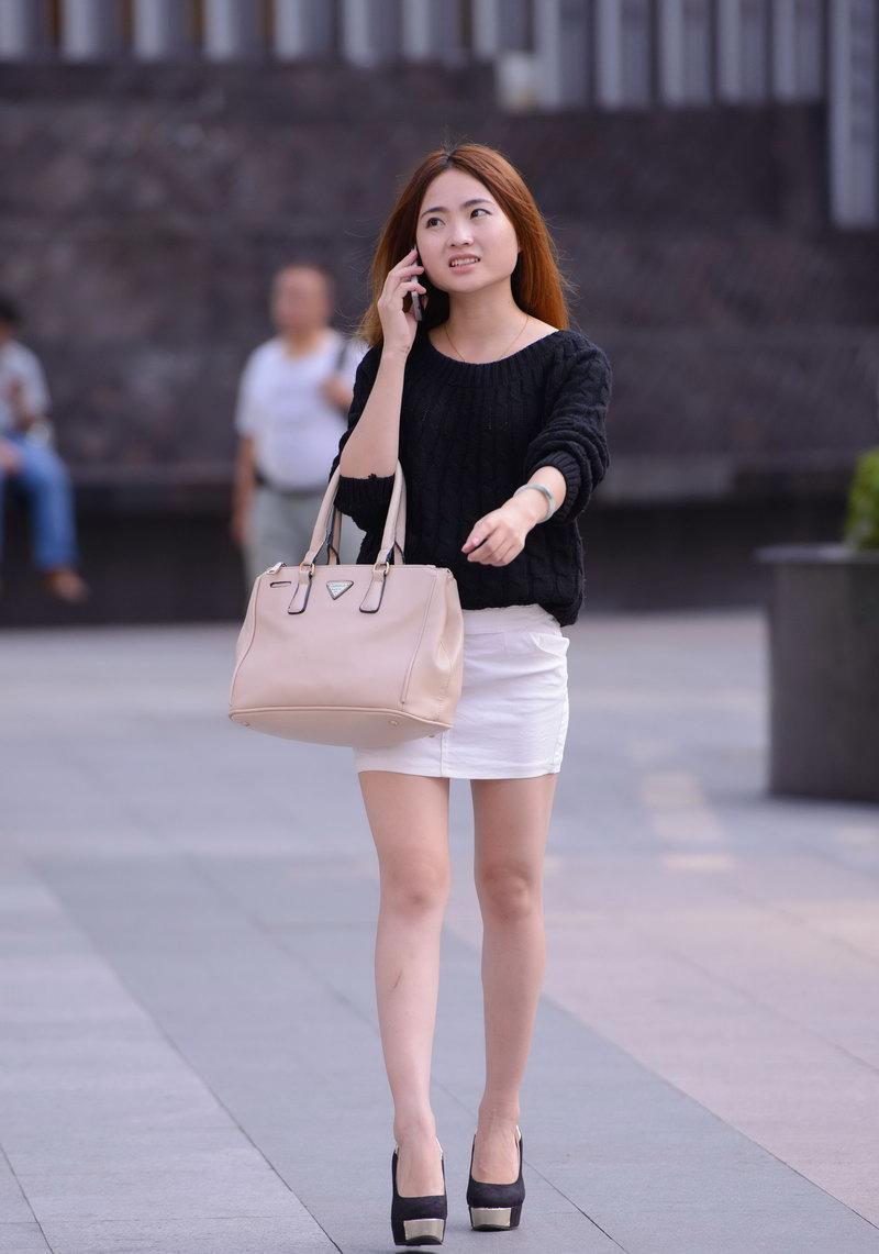 街拍:黑色上衣白色包臀裙，长发高跟鞋的美女