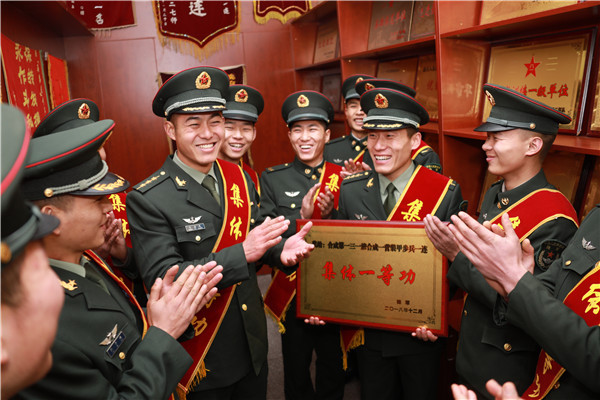 图为官兵把奖牌收藏在连队荣誉室.胡善雨 摄