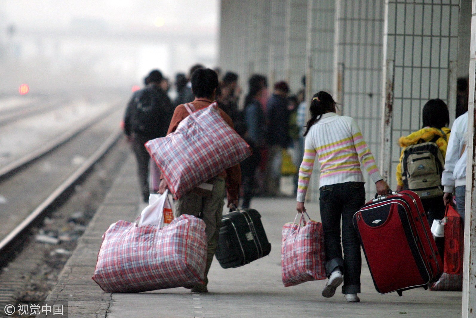 2006年1月14日是2006年春运的第一天，福建泉州迎来第一批返乡大潮。长长的站台，迫不及待的归途图/视觉中国