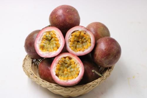 鸡蛋果富含人体所需的十七种氨基酸,多种维生素和微量元素,可溶性固形