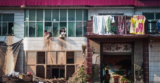 7月23日，井陉县南峪镇台头村，村民们在清理家中的淤泥。中国青年报·中青在线记者 赵迪/摄