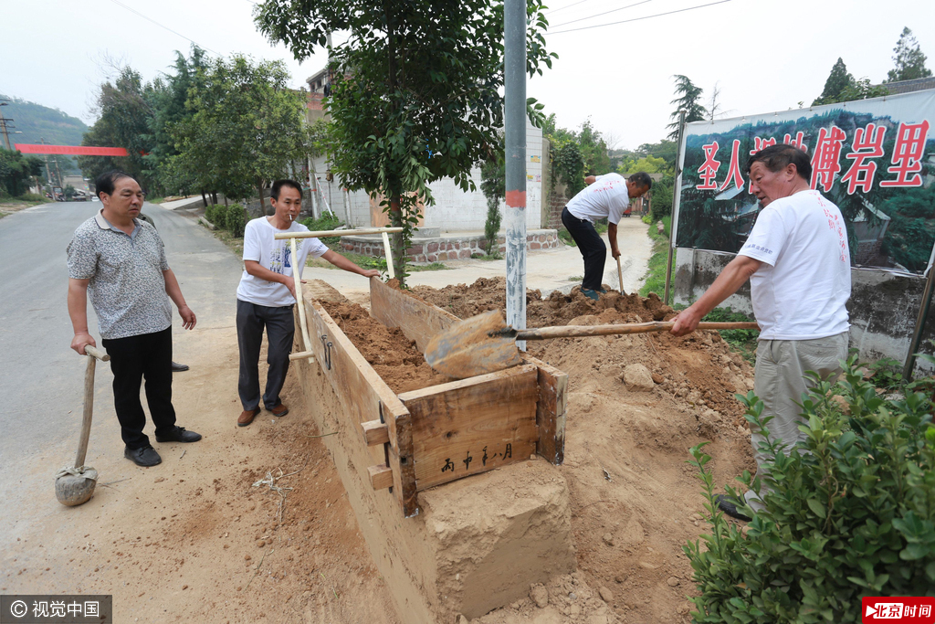 郑州一小村庄再现千年“版筑”打墙技艺 郑州一小村庄再现千年“版筑”打墙技艺