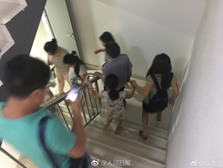 九寨沟震区民众逃生回放:有人裹着毛毯上大街 九寨沟震区民众逃生回放:有人裹着毛毯上大街