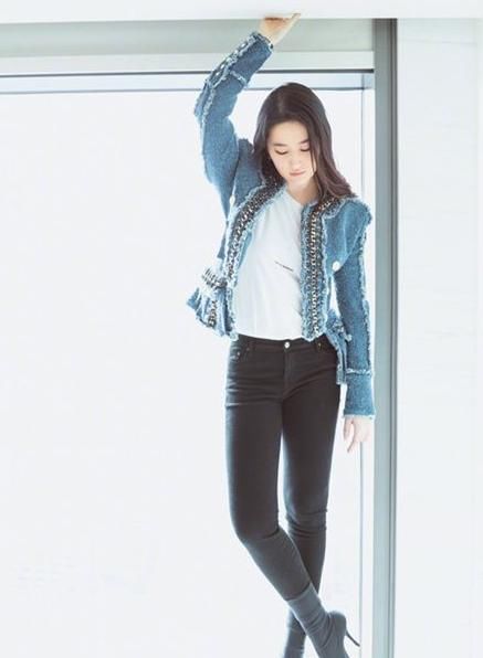 刘亦菲现机场,黑色毛绒大衣好洋气,网友:天仙脸