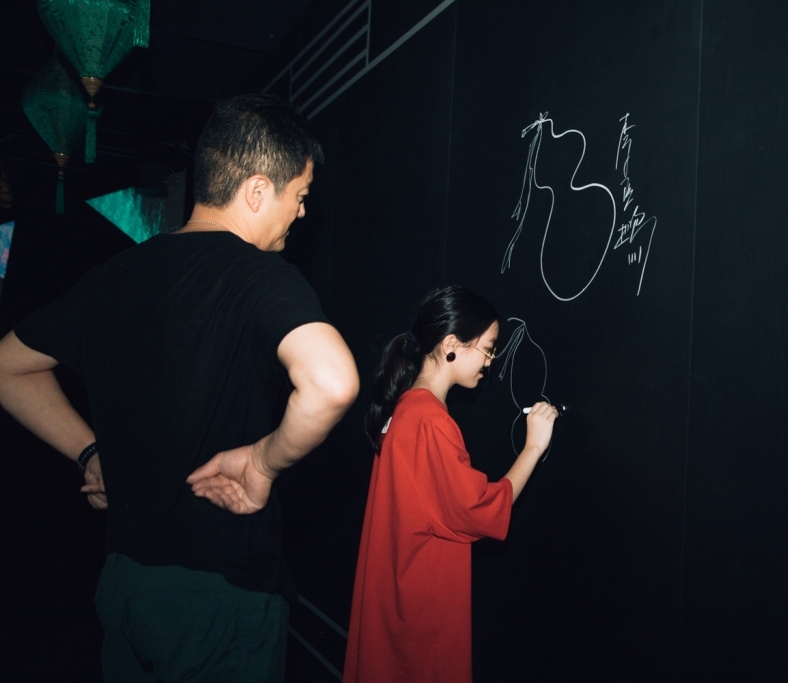 王菲母女现身香港被偶遇,李嫣打扮比妈妈新潮