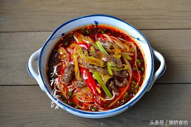 10,面碗里,放蒜泥,葱花,酱油,辣椒油,花椒面,适量盐,将煮好的面汤取