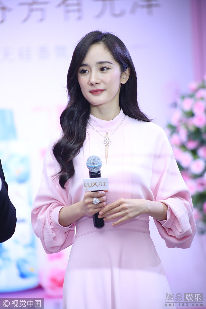 杨幂卷发披肩妆容精致 柔媚撩发似仙女下凡