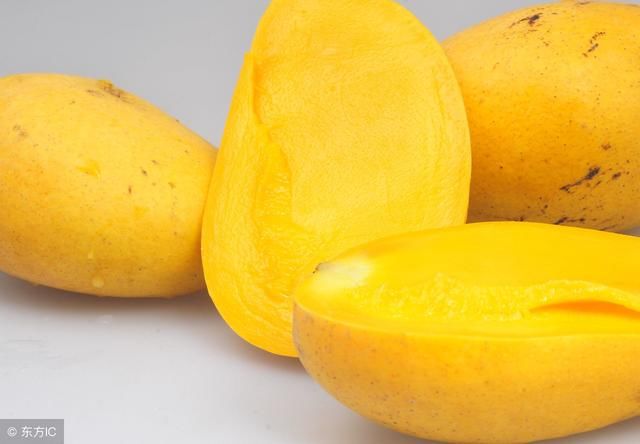 芒果快速去皮的小妙招,果农大爷教你的方法,白