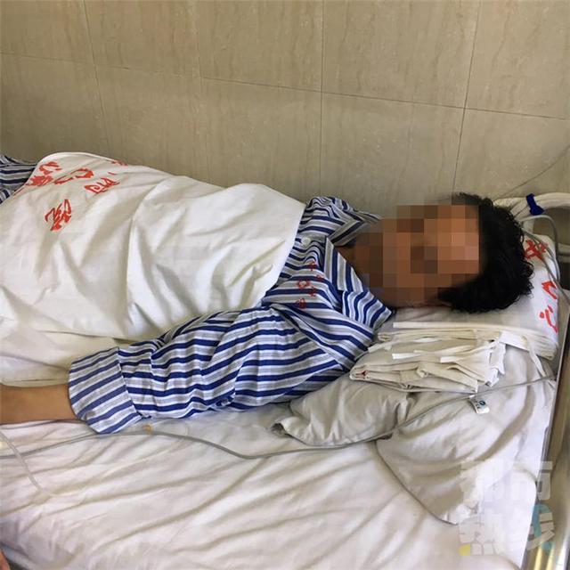 公务员医院里暴打医生致其重伤 抢警棍打保安 公务员医院里暴打医生致其重伤 抢警棍打保安