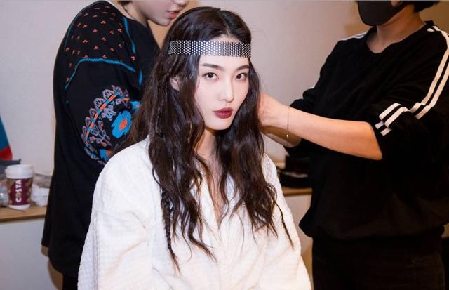 从维密大秀奚梦瑶摔倒说起,超模们如何跳出娱