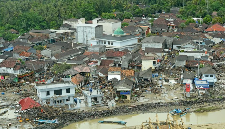 根据此前报道，印尼气象、气候和地球物理局方面称，喀拉喀托火山爆发导致的山体崩塌引发了相当于3.4级地震的震动并由此引发22日的巽他海峡海啸。