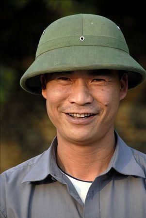 越南军队用了60年的头盔,竟是木头制作,骗过了