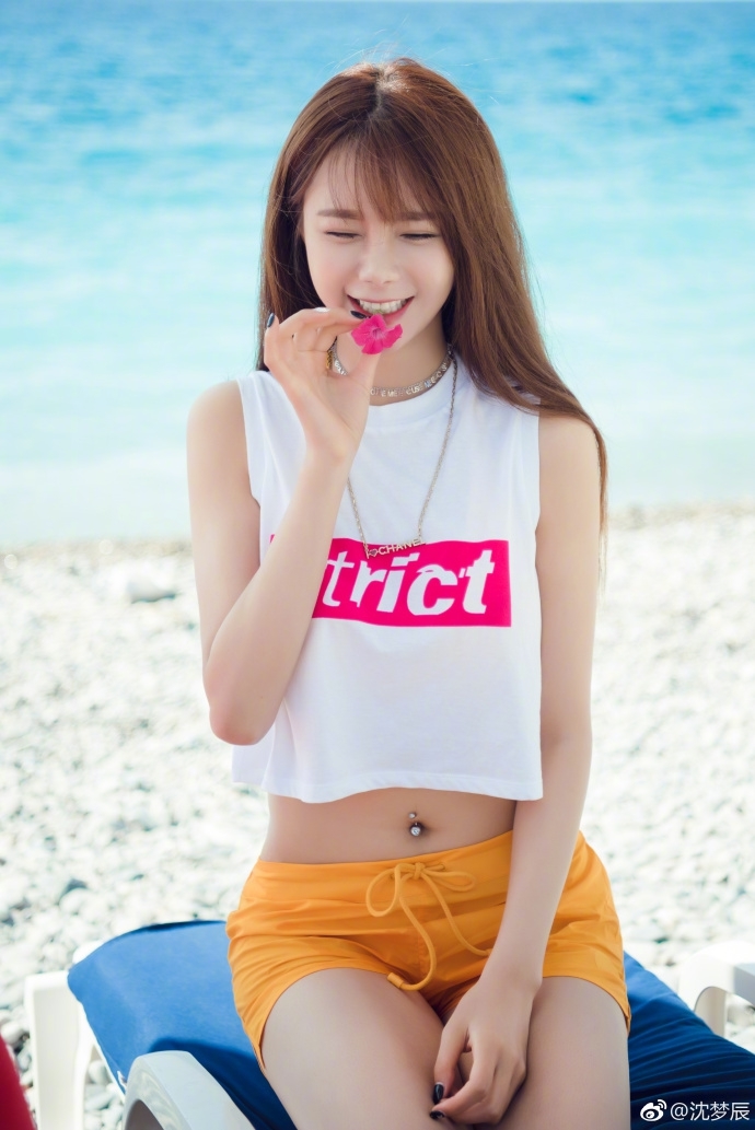沈梦辰海边戏水大秀无赘肉好身材 笑眼弯弯很迷人