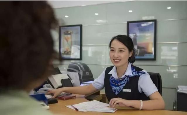 去银行存款时,为什么工作人员会劝客户办金卡