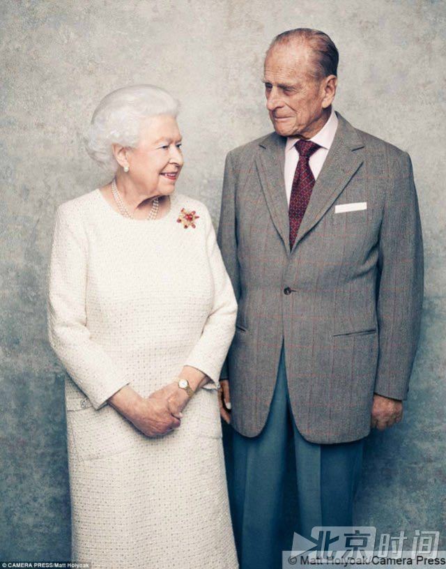 女王夫妇深情三连拍 追忆70年婚姻生活