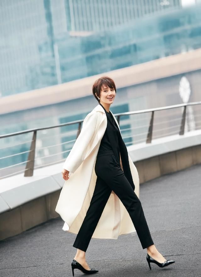 袁泉穿大衣时尚感无人能及,网友:我的40岁能有