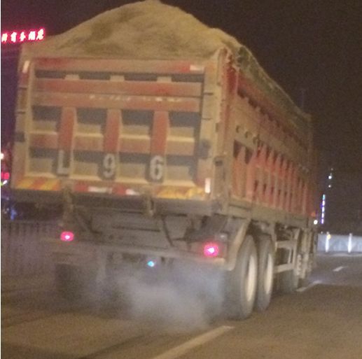 哈尔滨交警严查货车超载及非法改装--超载怎么