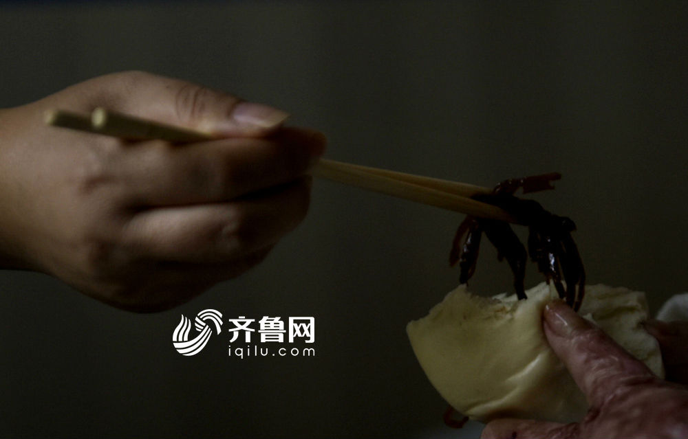 为了给刘振治病，家庭已经债台高筑。图为：江竹峰给女儿夹咸菜。