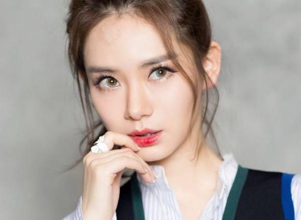 美瞳对女星多重要?戚薇堪比整容,李小璐网红脸