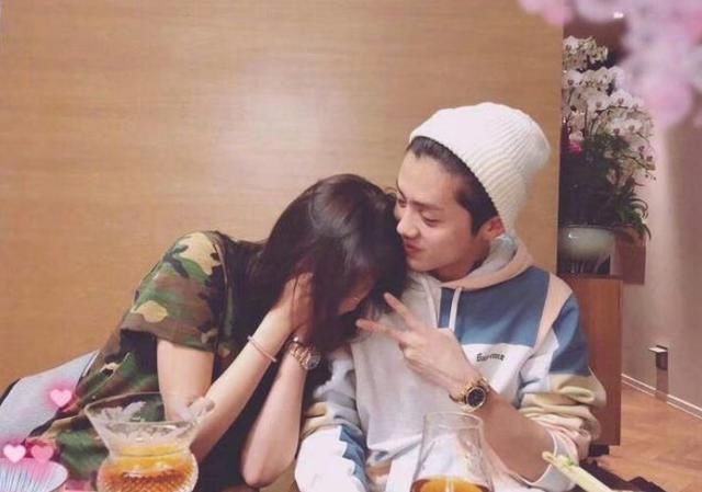 鹿晗关晓彤情人节首次晒出合影,捧玫瑰穿情侣