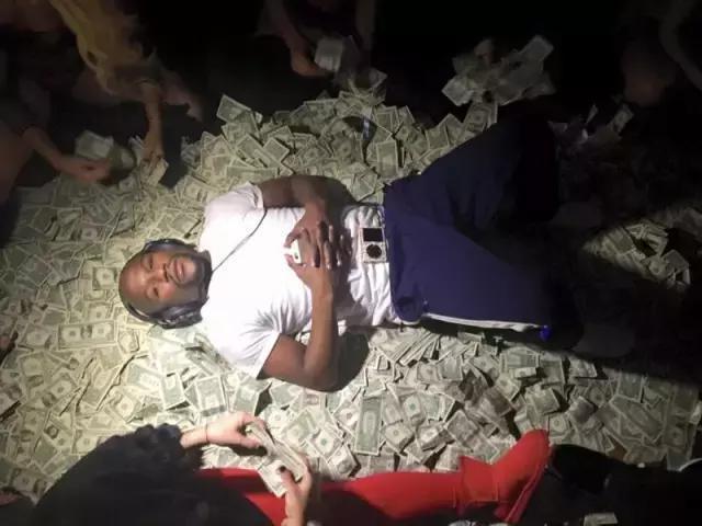 他用10分钟就赚到C罗一年工资,一场比赛收入