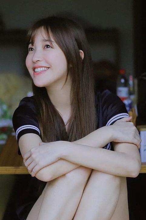 唐嫣瘦成骷髅了?站罗晋旁边好吓人,膝盖有几块