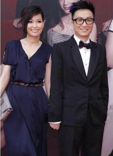 46岁郑中基全家福,小8岁妻子长相遭吐槽,女儿长得也一言难尽!