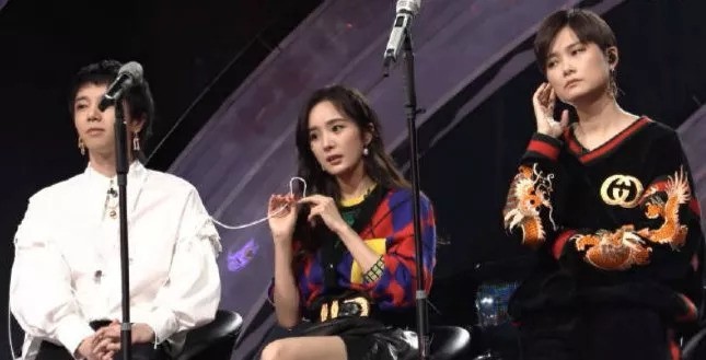 《明日之子2》杨幂玩华晨宇衣服带子 网友:这