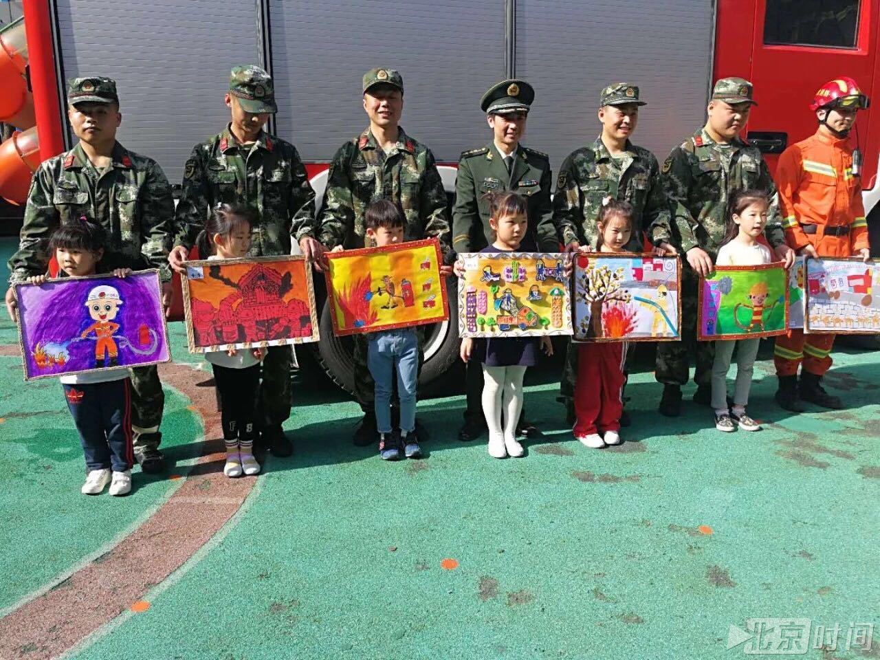 消防车开进了幼儿园 萌娃:长大后当一名消防员