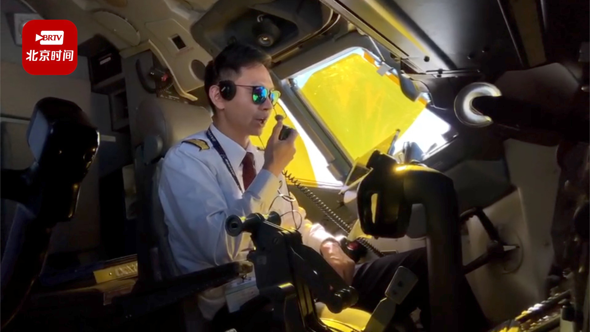 武汉解封后“第一飞”航班一周年再次首飞 机长:153人都坐满了 武汉解封后“第一飞”航班一周年再次首飞 机长:153人都坐满了