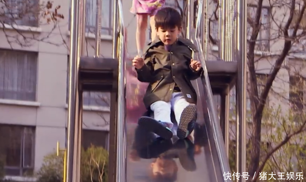 霍思燕家的小区原来是这样,草地都秃了,哪像当