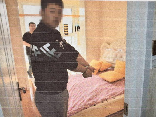 24 岁女孩家中遇害 藏尸床箱已经腐败